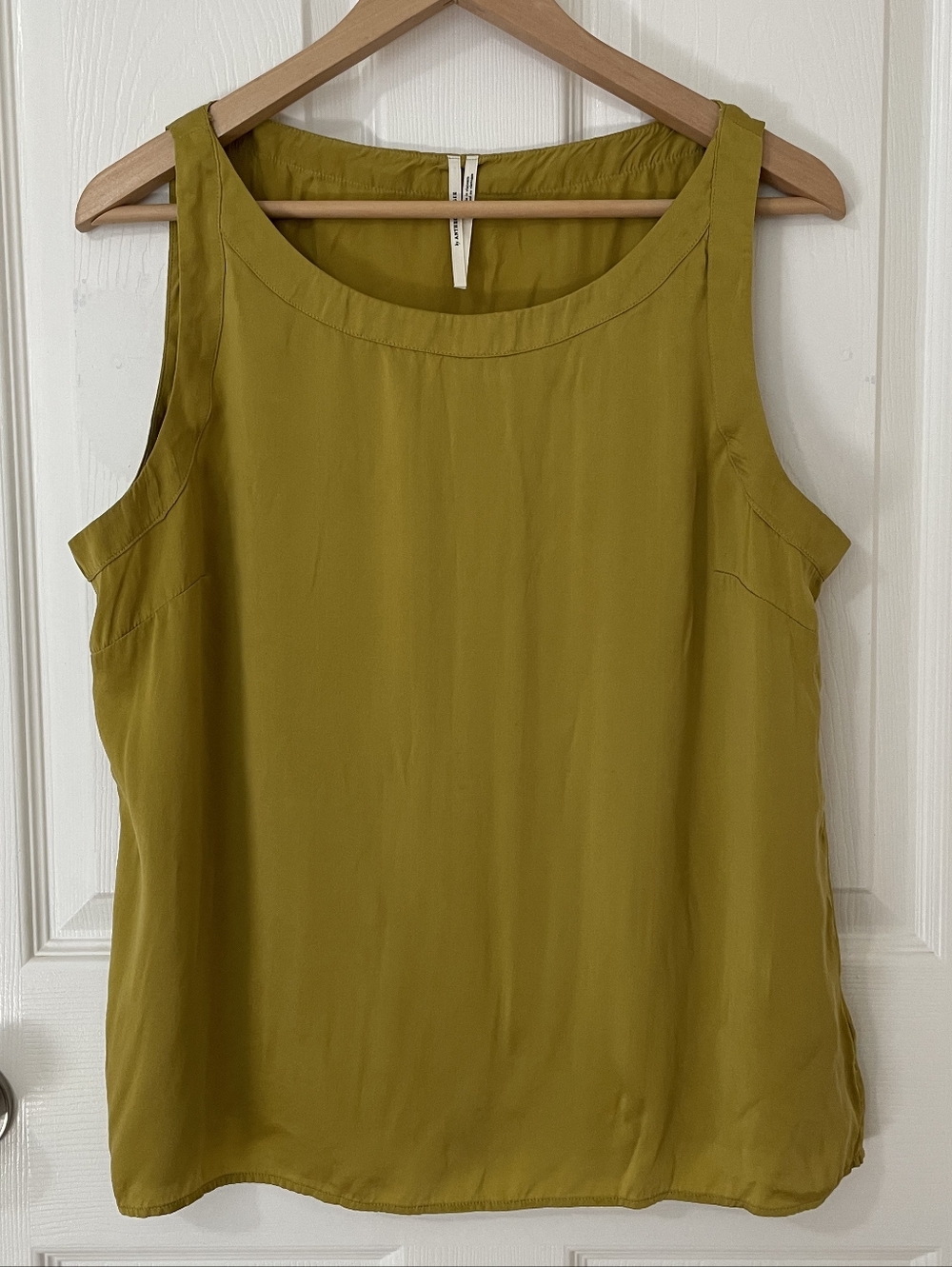 Anthropologie 100% Silk Olive Green Scoop Neck Tank Size L